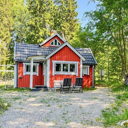 Cozy Home In Oerebro With Wifi Luaran gambar