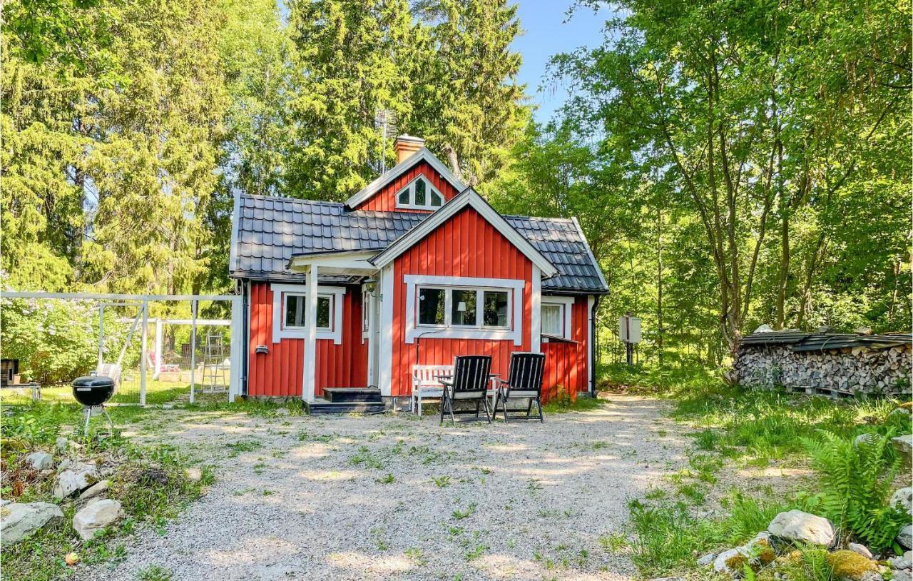 Cozy Home In Oerebro With Wifi Luaran gambar