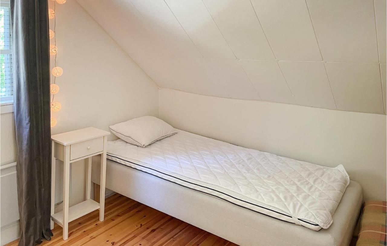 Cozy Home In Oerebro With Wifi Luaran gambar